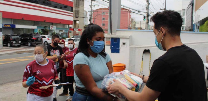 Escola de samba combatendo a fome